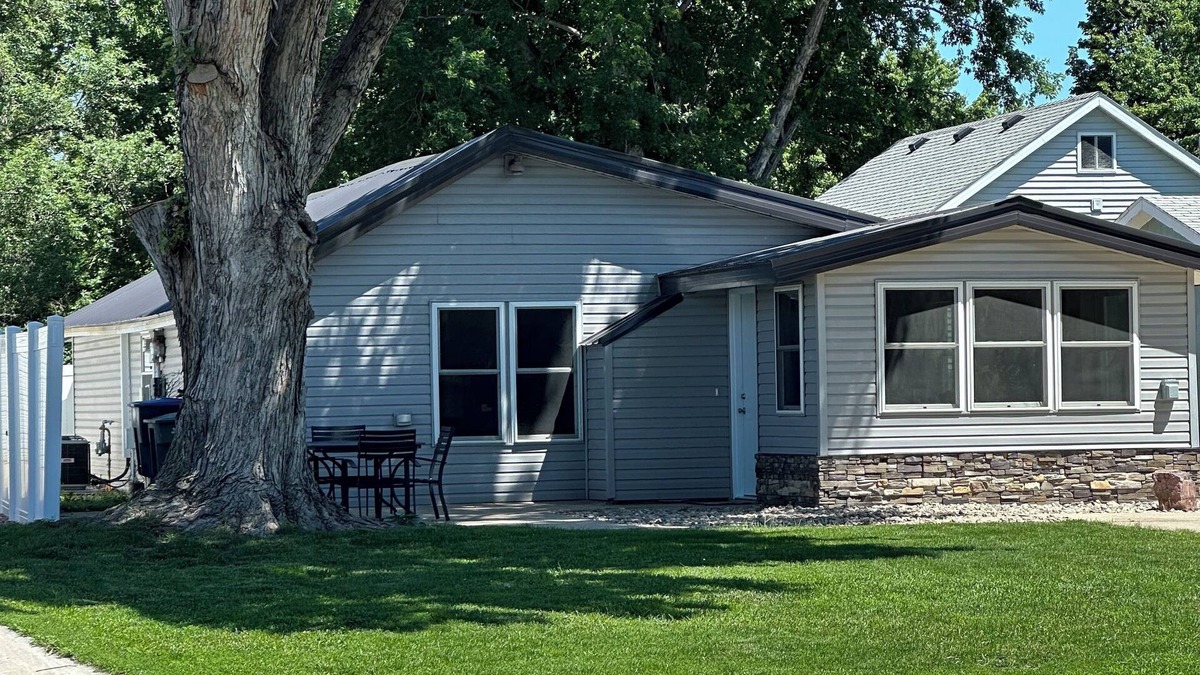Luverne House | Cozy 2-bedroom bungalow in delightful Luverne with WiFi, AC