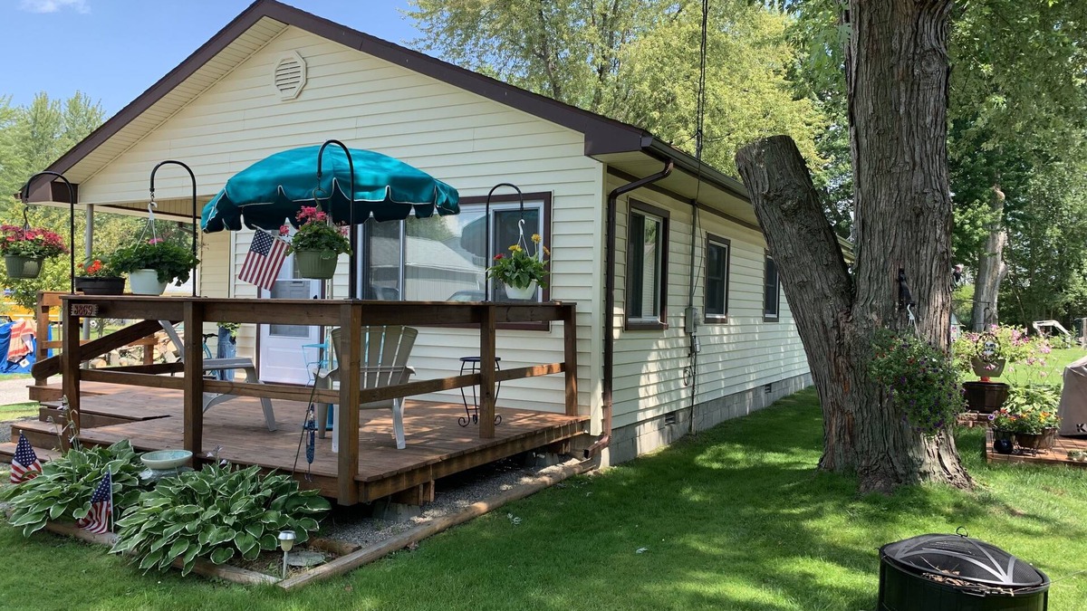 Harsens Island House | Cozy 2 Bedroom Cottage on Harsens Island With Dock And Water Access