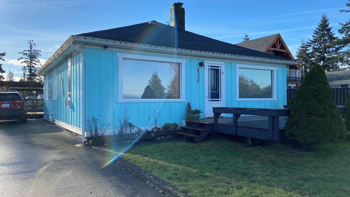 Campbell River House | Cozy 2-bedroom house across from beautiful Oyster Bay, south of Campbell River