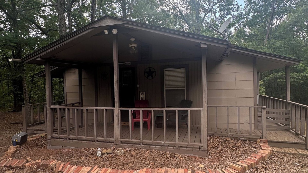 Murfreesboro Cabin | Cozy 2-bedroom cabin with WiFi, AC in charming Murfreesboro on Lake Greeson.