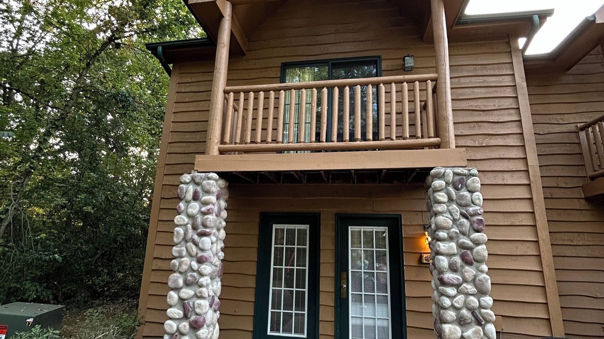 Oglesby Cabin | Cozy 2-bedroom cabin steps away from starved rock state park