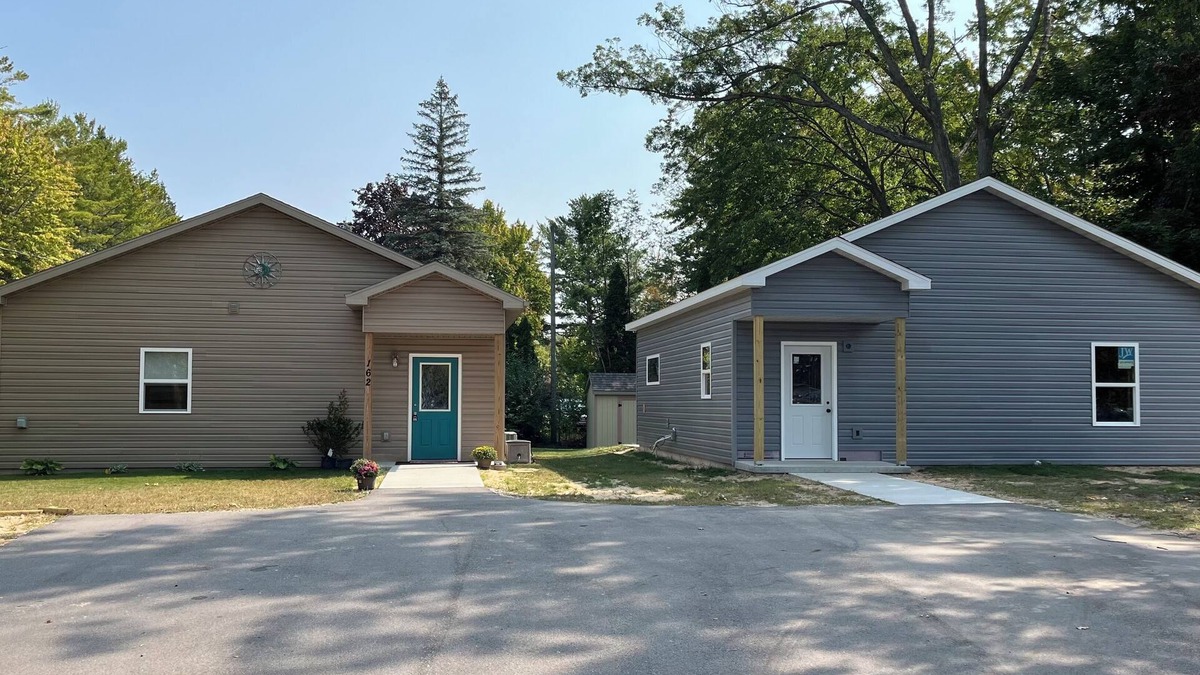 Cadillac Cottage | Cozy 2-bedroom cabin in peaceful Cadillac with AC, WiFi available in June 2025