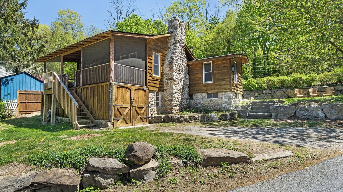 Newton Cabin | Cozy 2-bedroom cabin in Andover with WiFi, W/D AC, Backyard, Front Porch & Grill