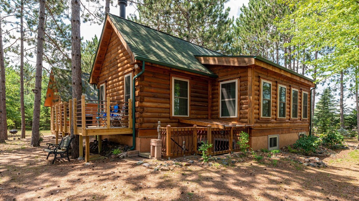 Hayward Cabin | Cozy 2 bedroom cabin on the water - great location, must see!