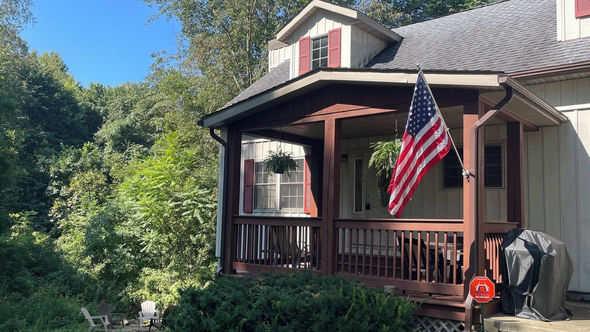 Kimbolton Cabin | Cozy 2 bedroom cabin with large loft near Salt Fork Park and Lake with WiFi, AC