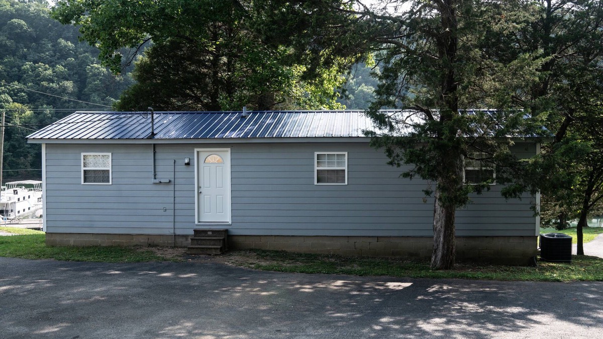 Albany Cabin | Cozy 2-bedroom cabin/w Slip on Dale Hollow Lake in Albany, KY