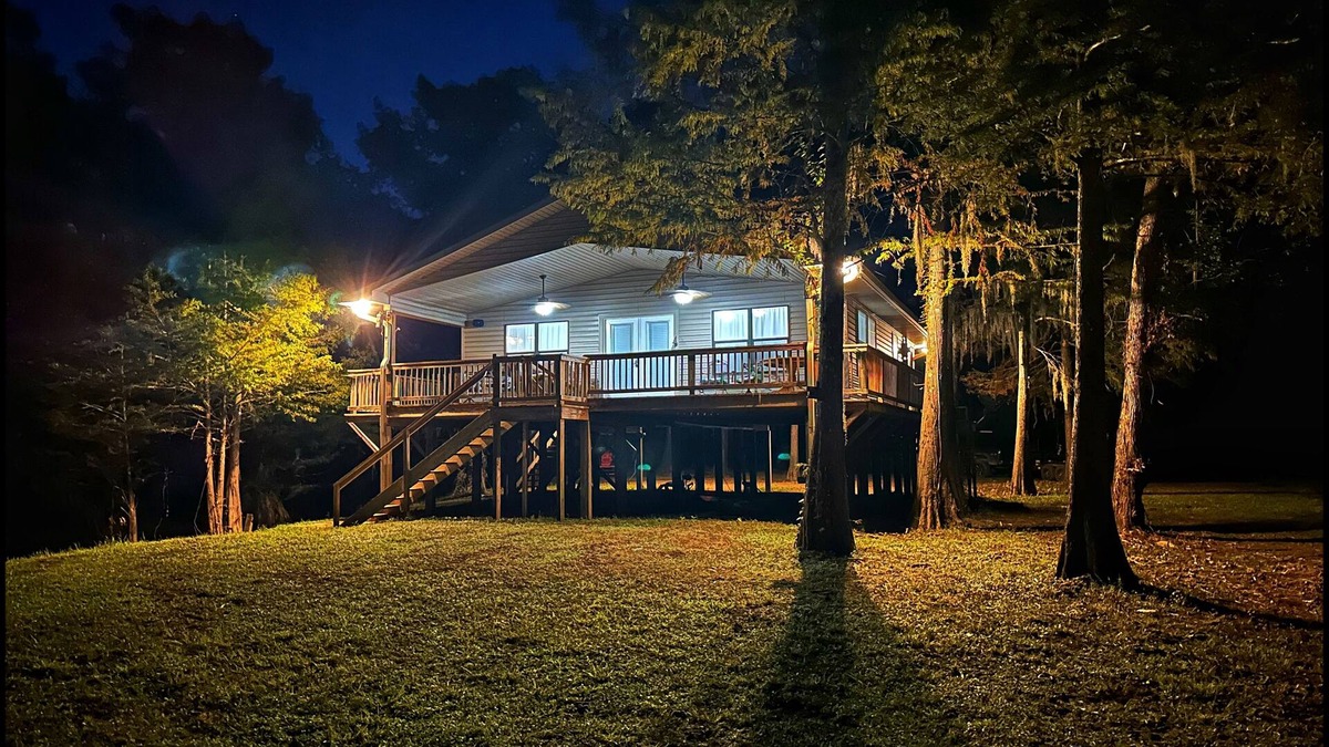 Minden Cabin | Cozy 2-bedroom cabin with WiFi, AC in tranquil Doyline