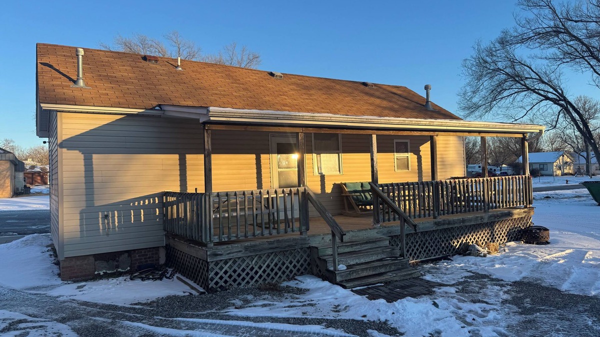 Howard Cabin | Cozy 2-bedroom cabin with Small Town Charm and Convenience