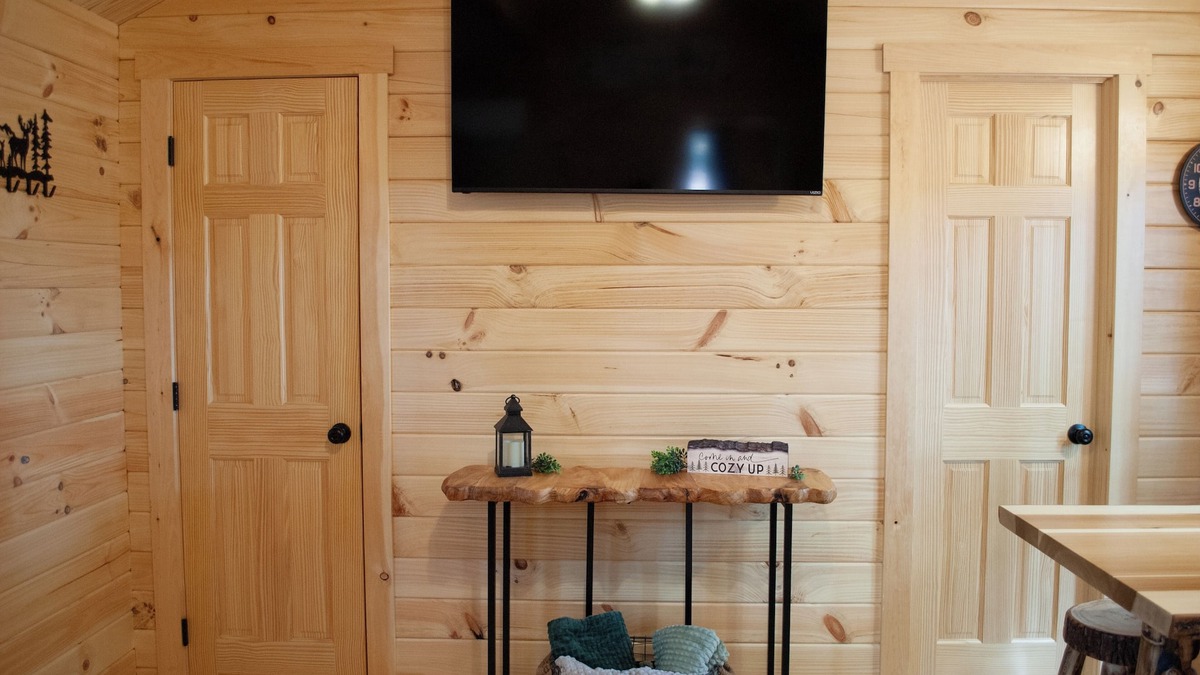 East Fultonham Cabin | Cozy 2-bedroom cabin with hot tub nestled in the woods of Morgan County