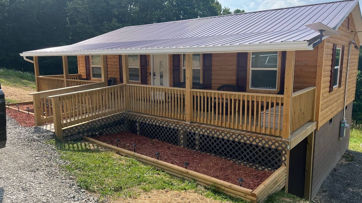 Bluewell Cabin | Cozy 2-bedroom cabin with WiFi, AC in delightful Rock. 2 minutes from trails.
