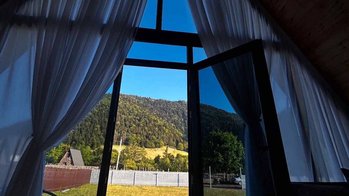 Likani Ski Chalet | Cozy 2-bedroom chalet in wonderful Tba with AC