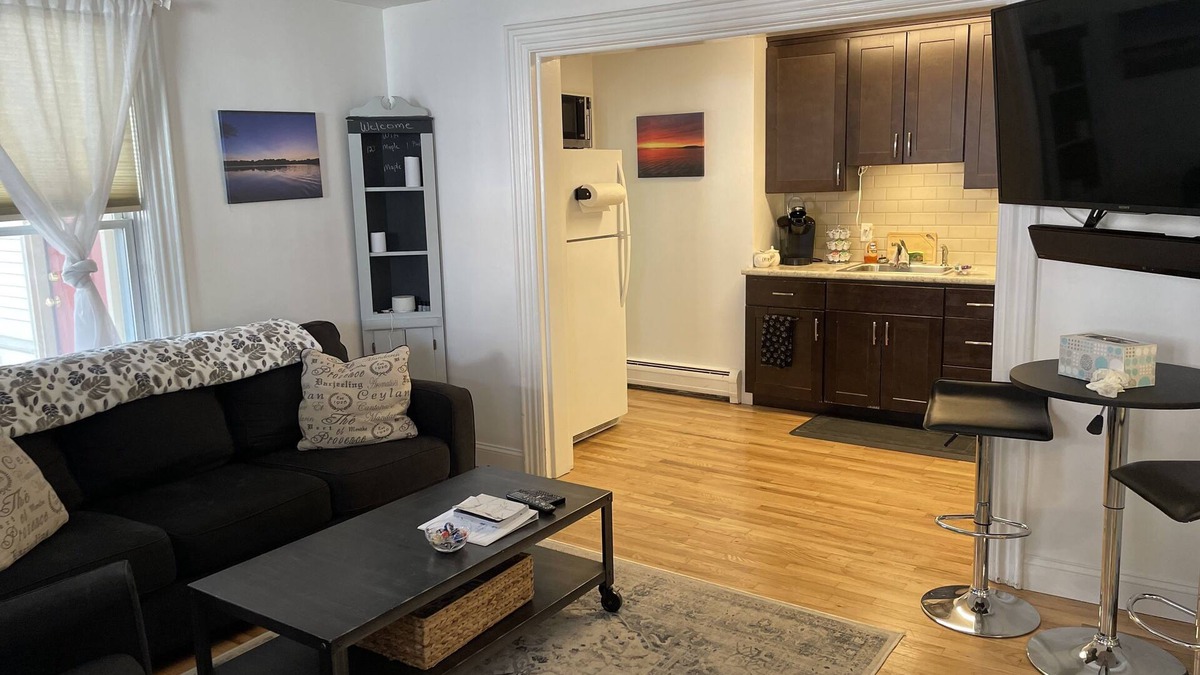 South End Apartment | Cozy- 2-Bedroom clean and Quiet- Maple St. Walk anywhere