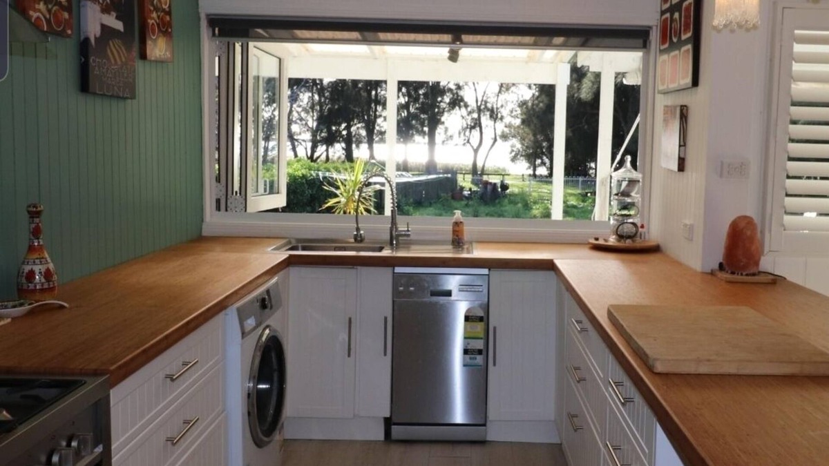 Berkeley Vale Cottage | Cozy 2 bedroom cottage with lake views with Spa!