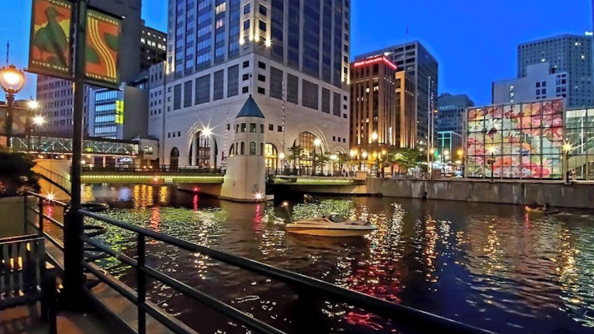 East Town Condo | Cozy 2-bedroom condo in charming Milwaukee with fitness room, WiFi