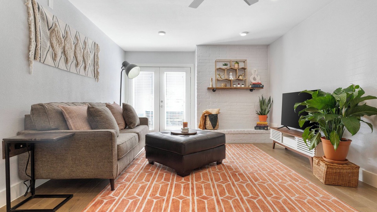 North Loop Condo | Cozy 2-bedroom condo with AC and WiFi in lovely Austin