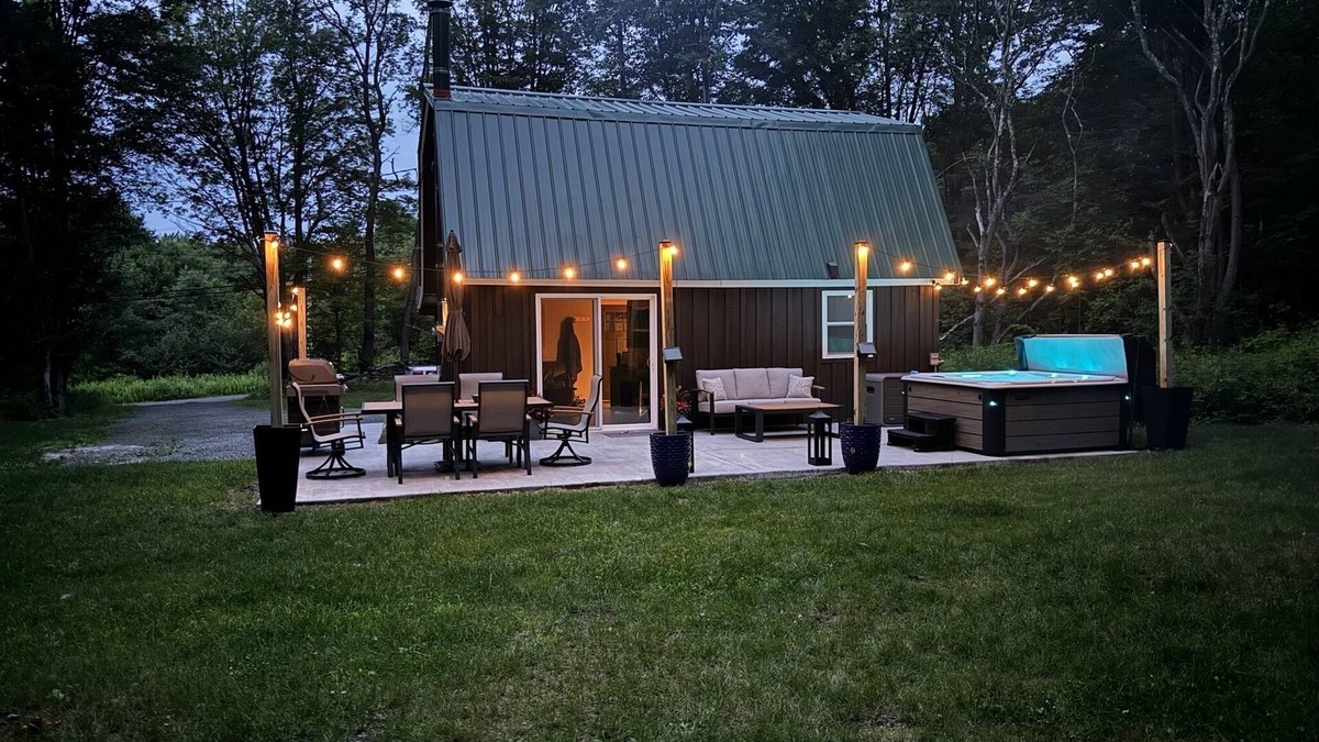 Thompson Cottage | Cozy 2-bedroom cottage with WiFi, AC, and Hot Tub on 10 acres.