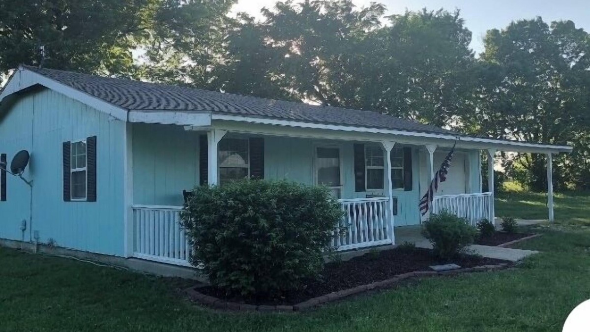 Parsons Cottage | Cozy 2 Bedroom Country Cottage North of Parsons . Sleeps up to 5 people.