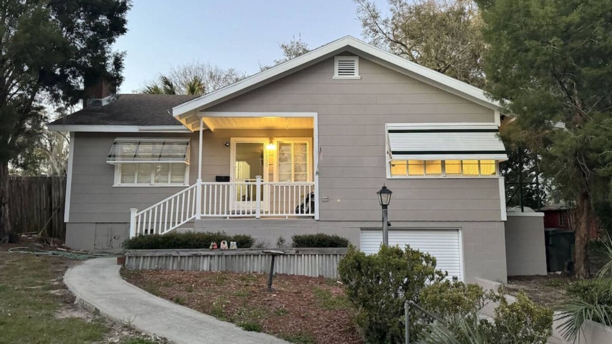 Clermont House | Cozy 2 bedroom downtown Clermont . Lake views by the West Orange Bike Trail.