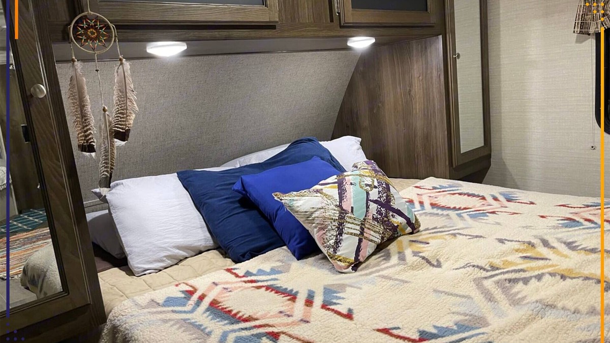 Lexington House | Cozy 2-bedroom Glamping RV with AC, fitness room, WiFi at KHP