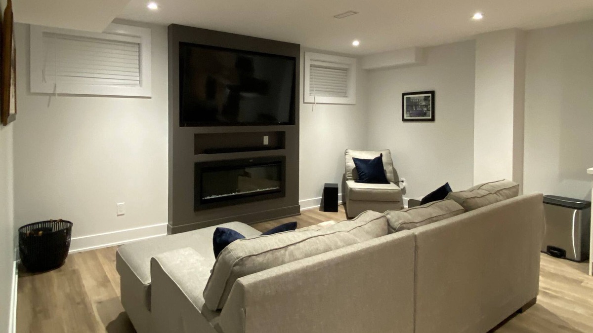 Bradford House | Cozy 2 Bedroom Guest Suite -(Bradford, Ontario)