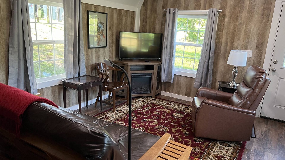 Dunlap Cottage | Cozy 2 Bedroom Guesthouse at High Corner Farm