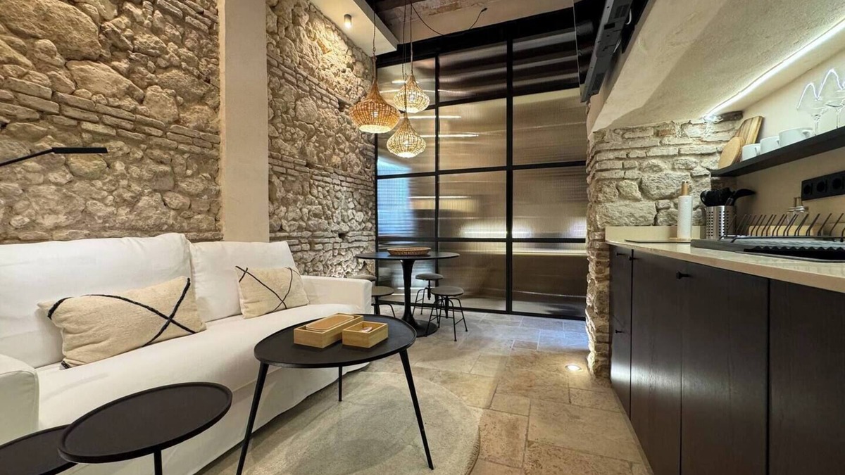 Bowrington Apartment | Cozy 2-bedroom apartment in perfect Hong Kong Island with WiFi, AC