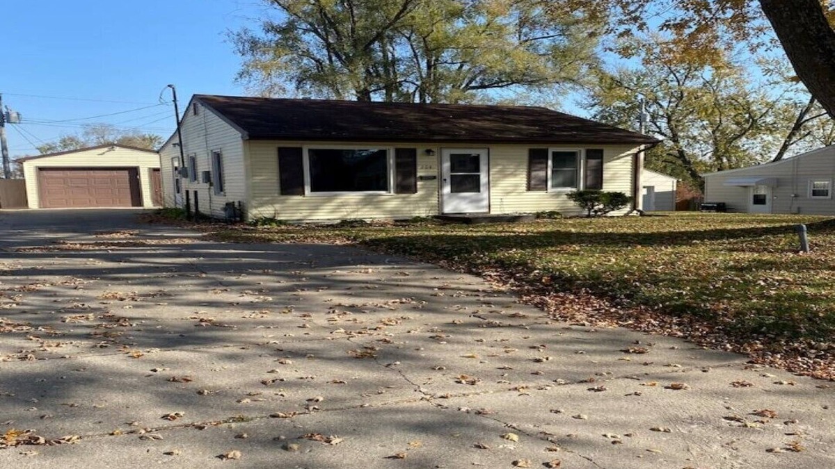 Newton House | Cozy 2 bedroom home tucked in a quiet neighborhood