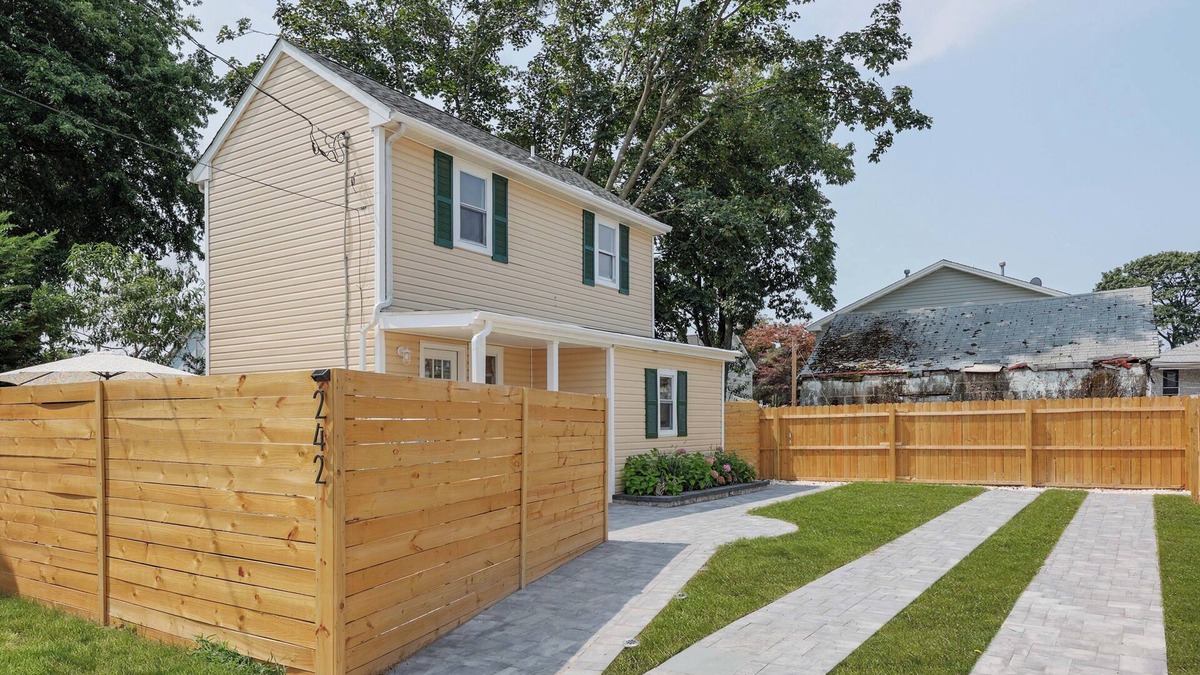 Long Branch House | Cozy 2-Bedroom Home: Modern Amenities, WiFi, and AC—3 Blocks from Pier Village
