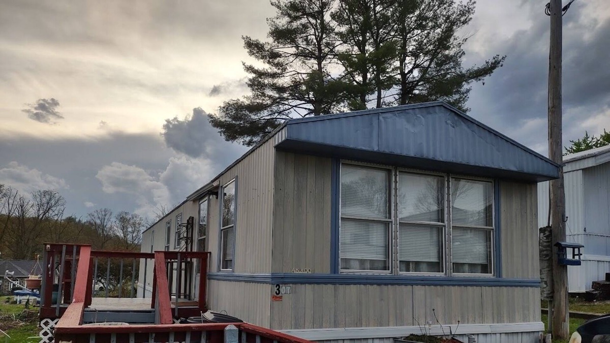 Dellslow House | Cozy 2 Bedroom home. Great Morgantown location off I-68
