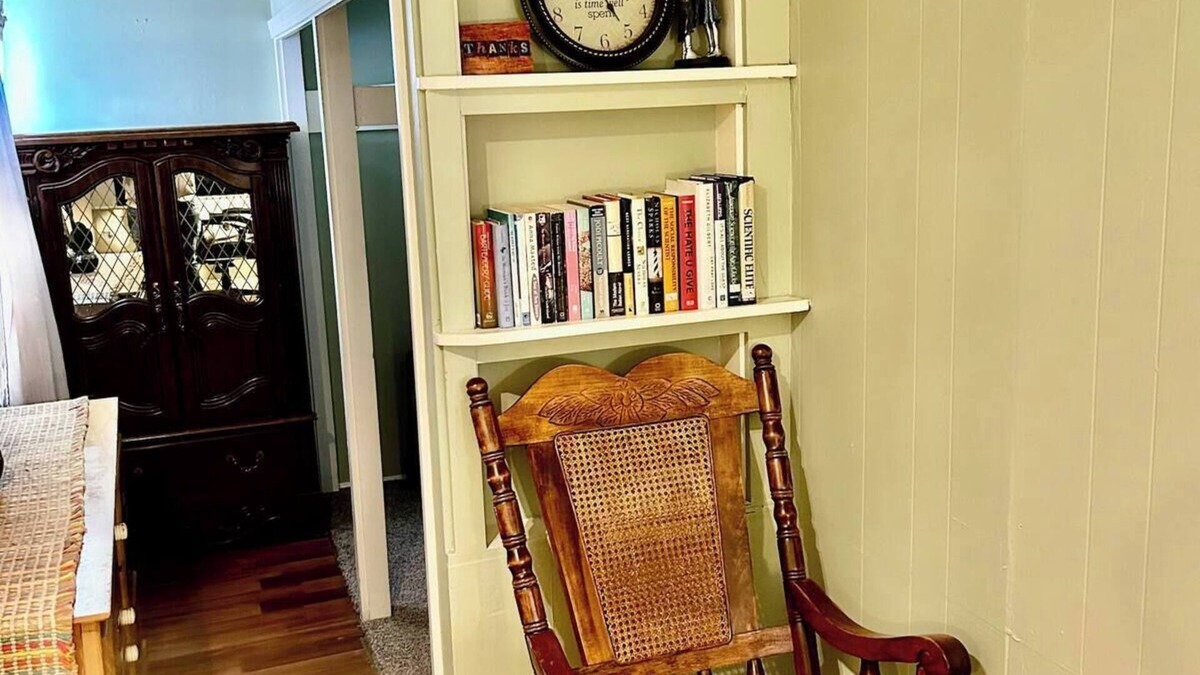 Stoneham House | Cozy 2-bedroom house in a tranquil neighborhood in Stoneham with WiFi, AC