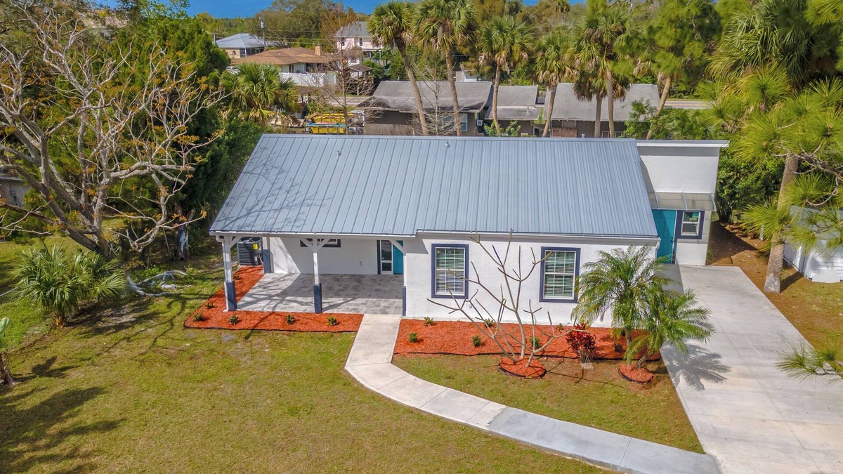 Cocoa House | Cozy 2-bedroom house in charming lake Poinsett Cocoa Fl with AC, Wi-Fi