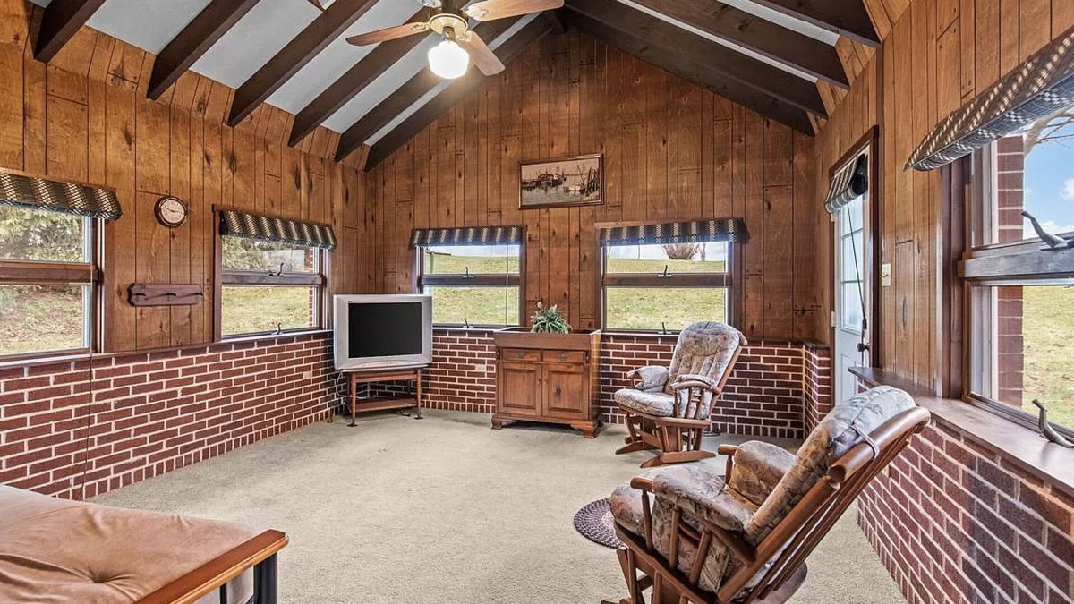 Dauberville House | Cozy 2-bedroom house outside Reading with WiFi, three-season room.