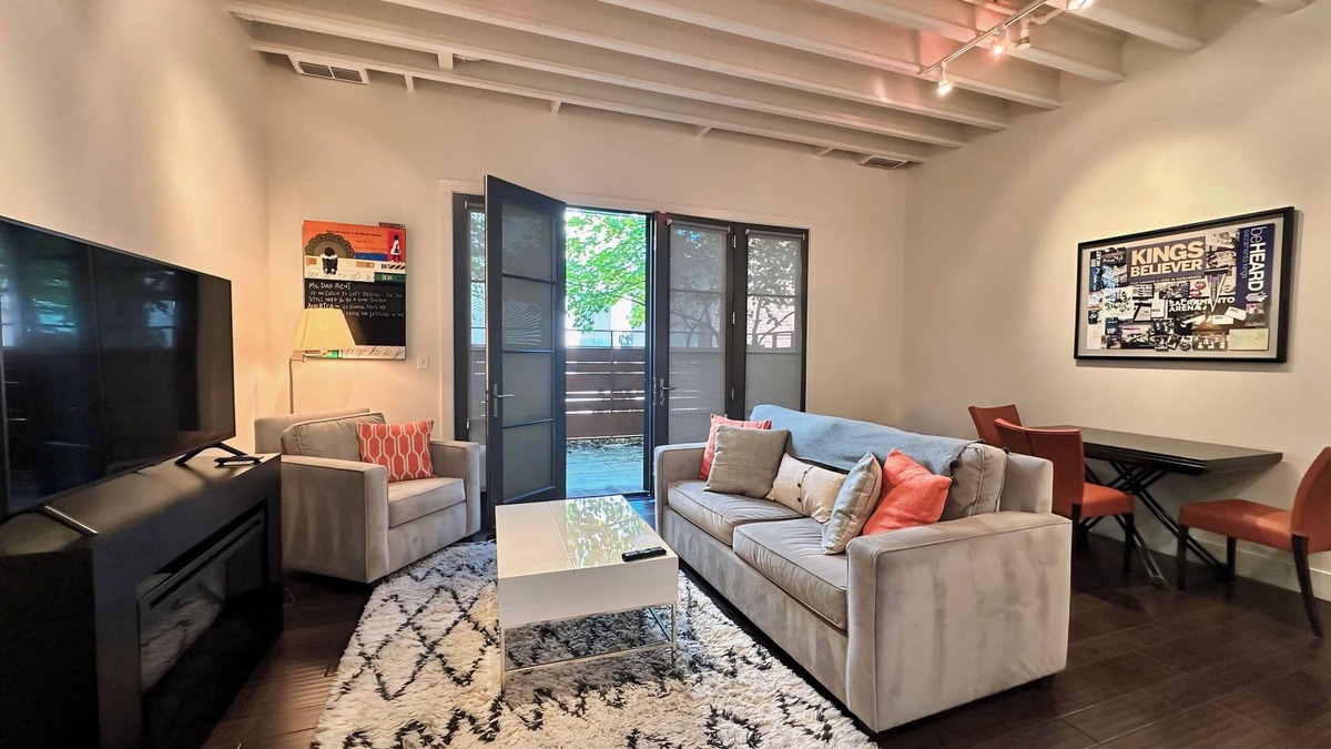 North Oak Park House | Cozy 2 bedroom house 5 minutes to downtown and UC Davis Medical