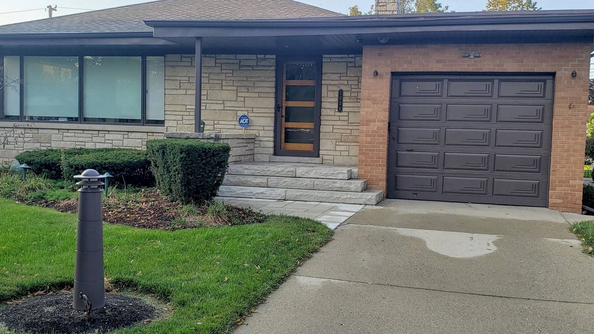 Skokie House | Cozy 2 bedroom house/w garage in Skokie
