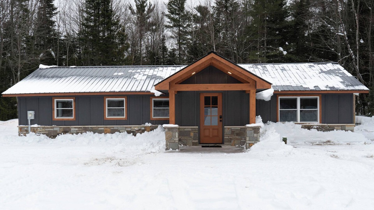 Paradise House | Cozy 2-bedroom house with WiFi in Paradise near restaurants and attractions