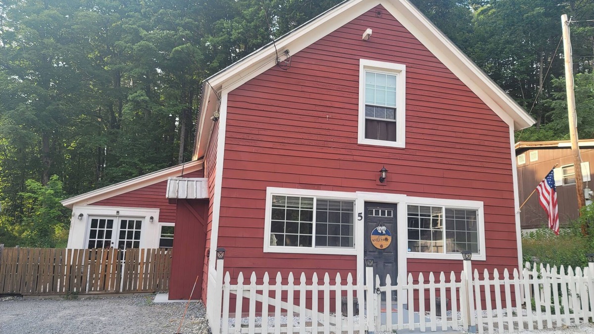 Corinth House | Cozy 2-bedroom house with WiFi, AC in charming Lake Luzerne.
