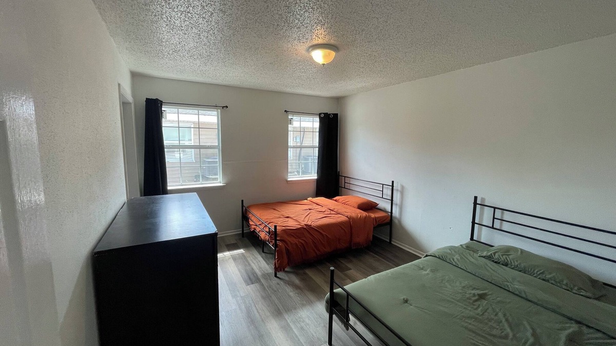 Harvey House | Cozy 2-bedroom in Harvey with fast wifi. Apt A