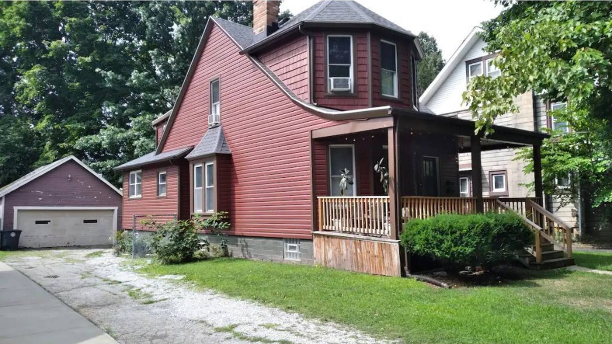 Highland Square Apartment | Cozy 2 bedroom in Highland Square, pets welcome!