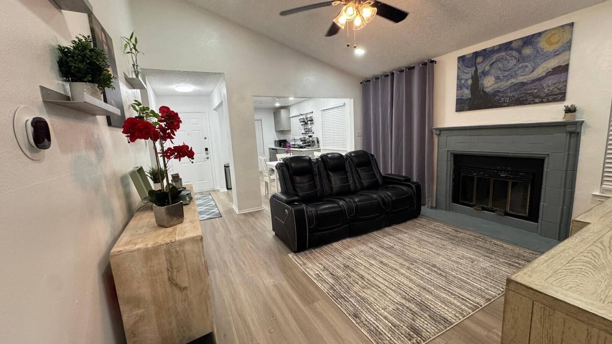 Round Rock House | Cozy 2 Bedroom in Round Rock, King Bed, kalahari and close to the downtown