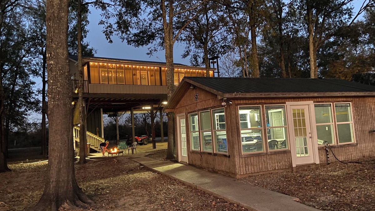 Acme Cabin | Cozy 2-bedroom lakefront fishing and hunting cabin in Jonesville with WiFi, AC