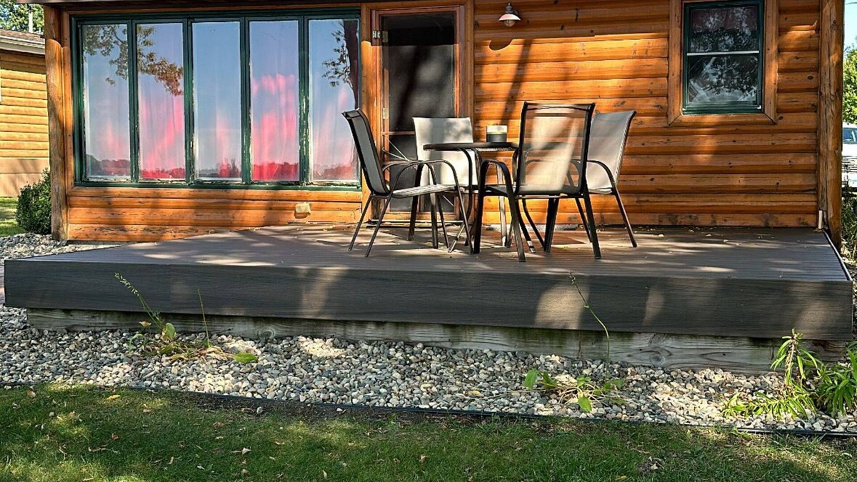 Darwin Cabin | Cozy 2 Bedroom Lakeside Cabin on Lake Manuella