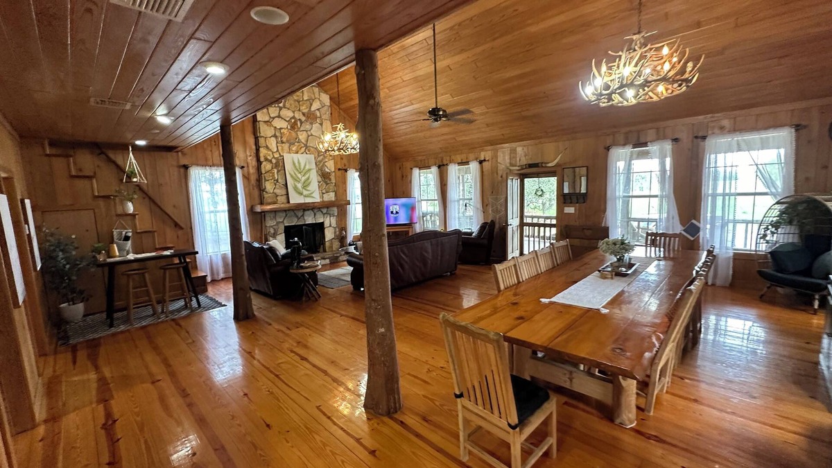 Cut Off Cabin | Cozy 2-bedroom lodge in enjoyable Cut Off with WiFi, AC