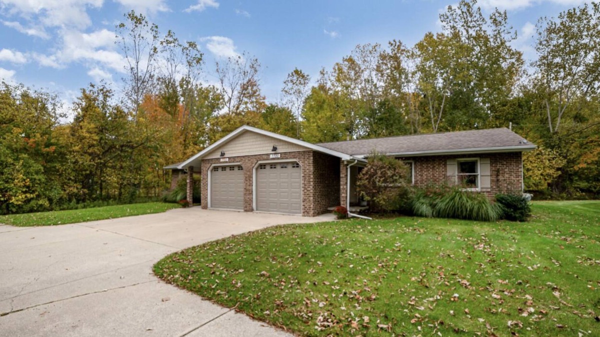 Freeland Condo | Cozy 2 bedroom plus 1 bath modern Duplex with desk, laundry and outdoor space!