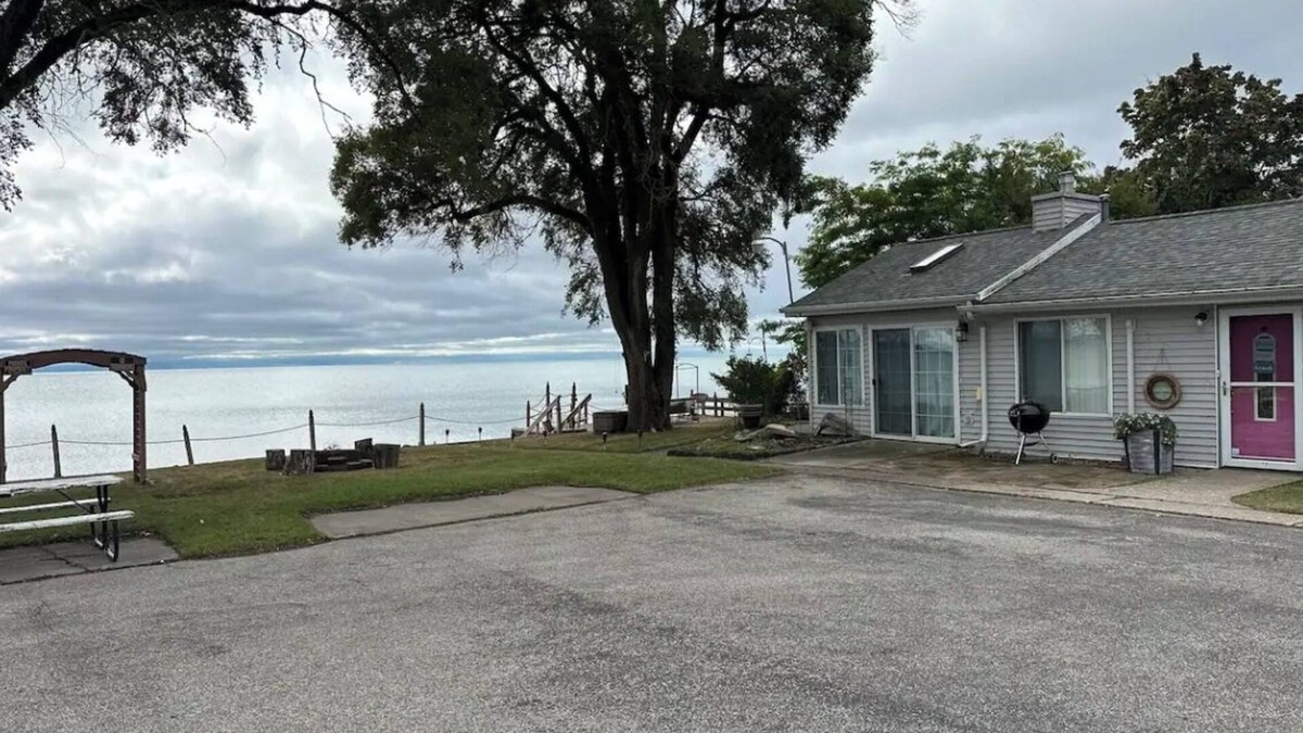 Tawas City Resort | Cozy 2-bedroom resort in Tawas City, MI on lake Huron with private deck/beach