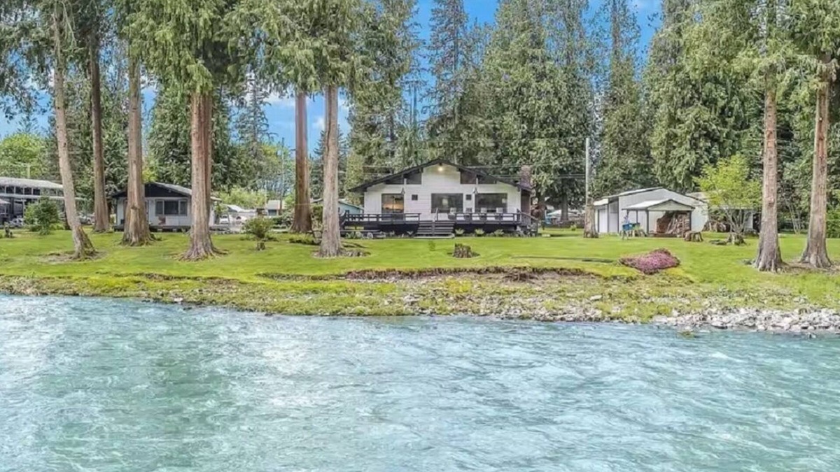 Granite Falls House | Cozy 2-bedroom riverfront house with a hot tub, AC, WiFi