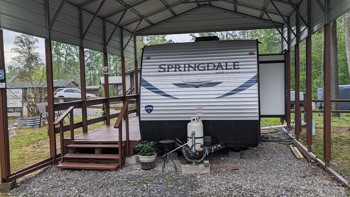 Pipestem House | Cozy 2-bedroom RV in amazing Pipestem with AC, WiFi and Heat Smart TV