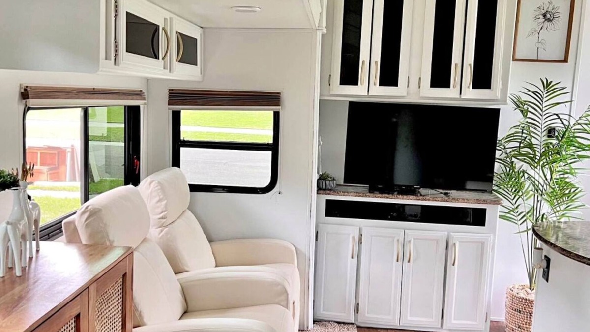 East County Civic Group House | Cozy 2-bedroom RV in excellent Valrico/Tampa with WiFi, AC, Heat, Hot water