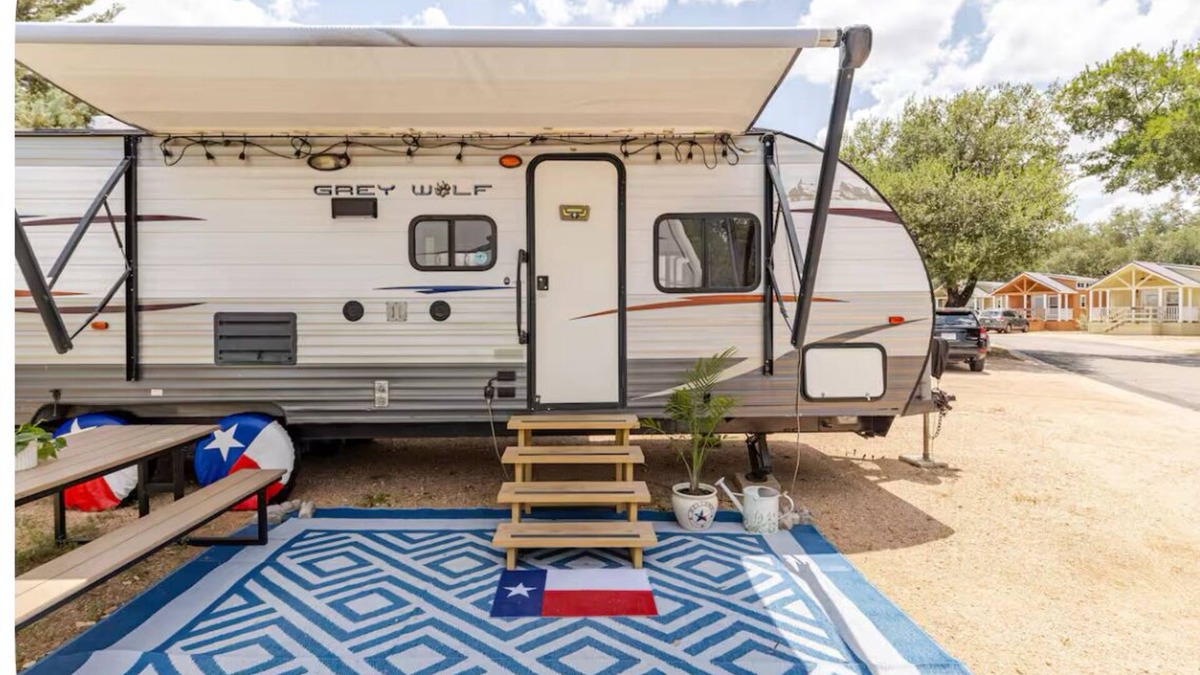 Hudson Bend House | Cozy 2-bedroom RV in fantastic Austin with fitness room, AC