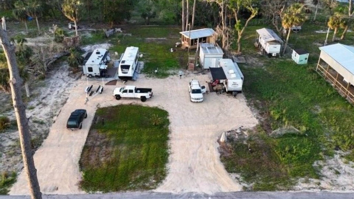 Steinhatchee House | Cozy 2-bedroom RV with AC, WiFi in delightful Steinhatchee