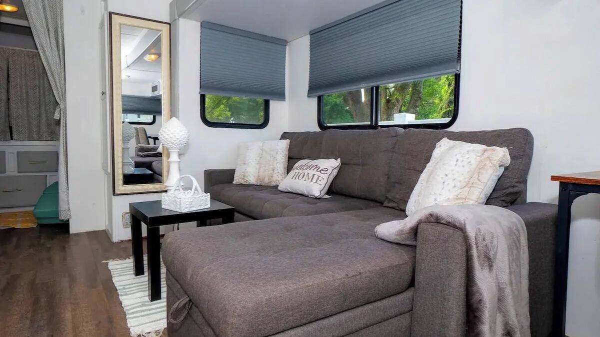 Berkeley Manor House | Cozy 2-bedroom RV with WiFi, AC in lovely Spring Hill